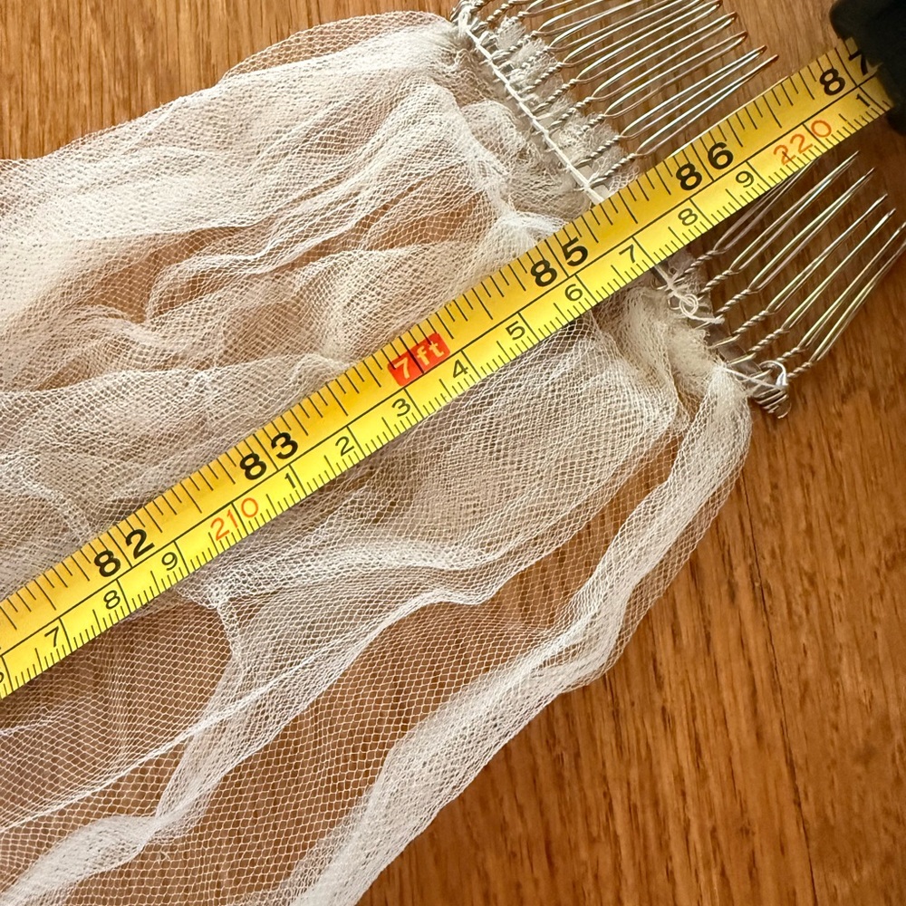 Delicate floral Lace wedding veil cathedral length - Picture 5 of 7